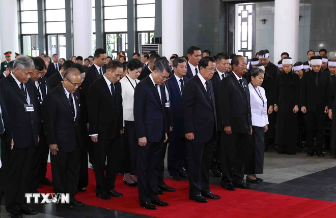 Đo&agrave;n Vương quốc Campuchia do Chủ tịch Đảng Nh&acirc;n d&acirc;n Campuchia, Chủ tịch Thượng viện Campuchia Hun Sen l&agrave;m Trưởng đo&agrave;n, viếng Tổng B&iacute; thư Nguyễn Ph&uacute; Trọng. (Ảnh: TTXVN)