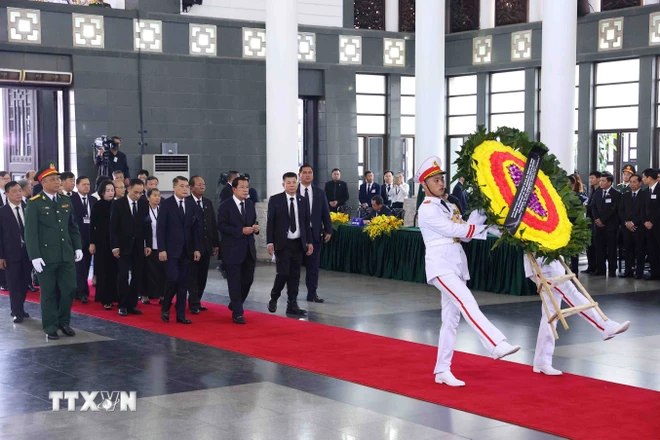 Đo&agrave;n Vương quốc Campuchia do Chủ tịch Đảng Nh&acirc;n d&acirc;n Campuchia, Chủ tịch Thượng viện Campuchia Hun Sen l&agrave;m Trưởng đo&agrave;n, viếng Tổng B&iacute; thư Nguyễn Ph&uacute; Trọng. (Ảnh: TTXVN)