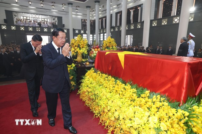 Chủ tịch Đảng Nhân dân Campuchia, Chủ tịch Thượng viện Campuchia Samdech Techo Hun Sen đi vòng quanh linh cữu lần cuối, tiễn biệt Tổng Bí thư Nguyễn Phú Trọng. (Ảnh: TTXVN) 