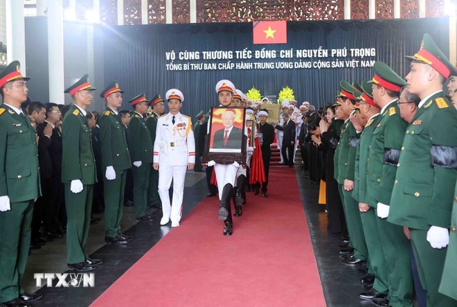 Nghi thức rước ảnh Tổng Bí thư Nguyễn Phú Trọng, bắt đầu lễ di quan. (Ảnh: TTXVN) 