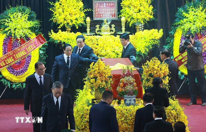 Các đồng chí lãnh đạo Đảng, Nhà nước đi vòng quanh linh cữu lần cuối, tiễn biệt Tổng Bí thư Nguyễn Phú Trọng. (Ảnh: TTXVN) 
