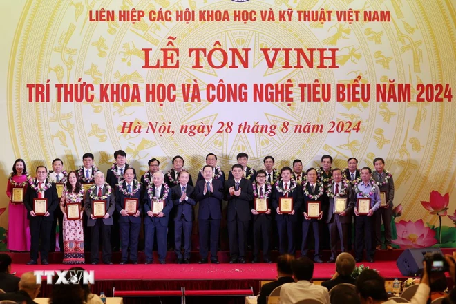 ttxvn_chu_tich_quoc_hoi_du_le_ton_vinh_tri_thuc_khoa_hoc_va_cong_nghe_tieu_bieu_28-3.jpg