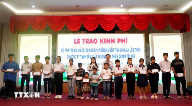 ttxvn_long_an_trao_ho_tro_kinh_phi_cho_127_tre_mo_coi_do_covid-19_040-2.jpg