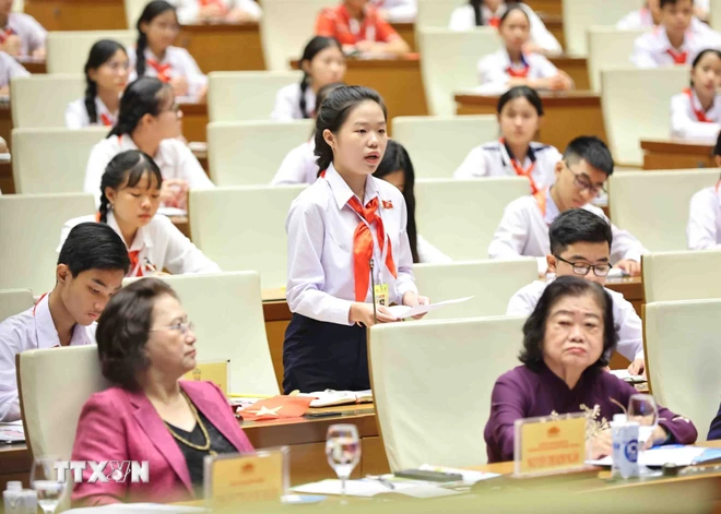 Bộ trưởng Bộ Văn hóa, Thể thao và Du lịch trẻ em trả lời chất vấn của đại biểu. (Ảnh: Minh Đức/TTXVN)