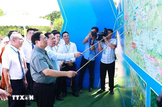 Thủ tướng Phạm Minh Chính kiểm tra hướng tuyến cao tốc Hoà Bình-Mộc Châu. (Ảnh: Dương Giang/TTXVN)