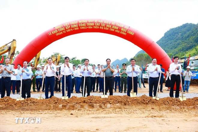 Thủ tướng Phạm Minh Chính và các đại biểu khởi công cao tốc Hòa Bình-Mộc Châu. (Ảnh: Dương Giang/TTXVN)