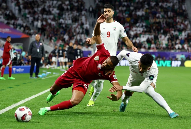 Iran vs Qatar 1510.jpg