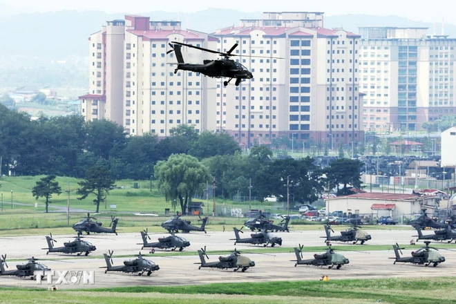 Trực thăng Apache cất cánh từ căn cứ quân sự Humphreys của Mỹ ở Pyeongtaek, Hàn Quốc, ngày 12/8/2024. Ảnh: Yonhap/TTXVN