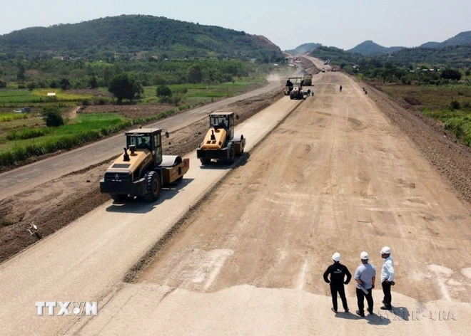 Công nhân thi công gói thầu XL01 dự án thành phần Chí Thạnh-Vân Phong. (Ảnh: Xuân Triệu/TTXVN)