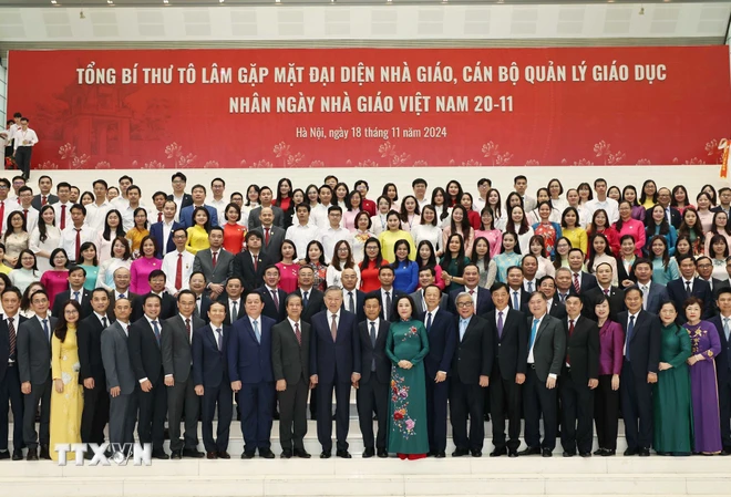 ttxvn_tong_bi_thu_gap_mat_cac_nha_giao_can_bo_quan_ly_giao_duc_nhan_ngay_nha_giao_viet_nam_2011_8.jpg