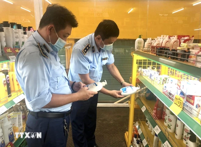 Binh Phuoc province's market management inspected Bach Hoa Xanh stores in the area