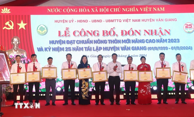 ttxvn huyen van giang nong thon moi3.jpg