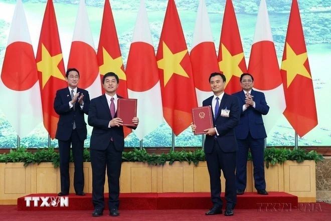 【写真】チン首相と岸田首相は、「ホーチミン市都市鉄道1号線建設プロジェクト コンサルタント契約 附則19号」の取り交わしに立ち会った（ハノイ、2022年5月1日）。（写真：ベトナム通信社）