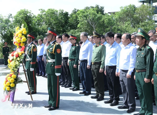 Tổng Bí thư, Chủ tịch nước Tô Lâm dâng hoa tưởng nhớ các Anh hùng liệt sỹ. (Ảnh: Lâm Khánh/TTXVN)