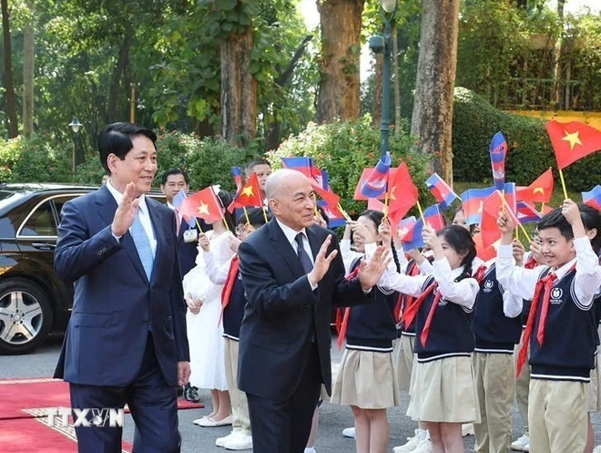 Thiếu nhi Thủ đô chào đón Quốc vương Campuchia Norodom Sihamoni thăm cấp Nhà nước tới Việt Nam. (Ảnh: Lâm Khánh/TTXVN)