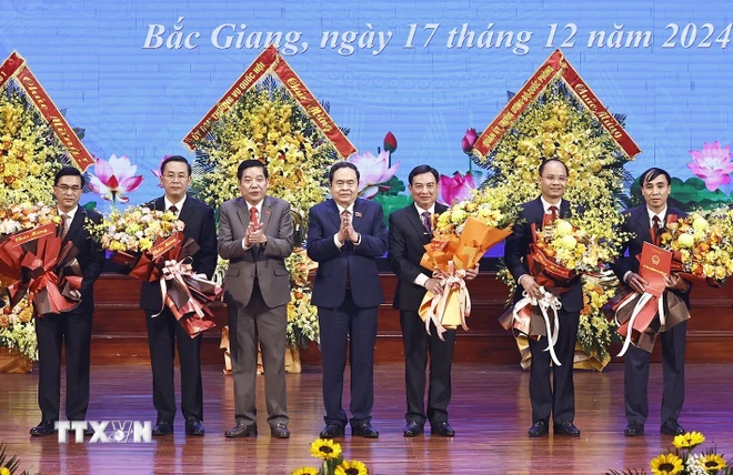 TTXVN_1712 Chu tich Quoc hoi Bac Giang 5.jpg