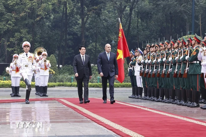 Chủ tịch nước Lương Cường và Tổng thống Bulgaria Rumen Radev duyệt Đội danh dự Quân đội nhân dân Việt Nam. (Ảnh: Lâm Khánh/TTXVN)