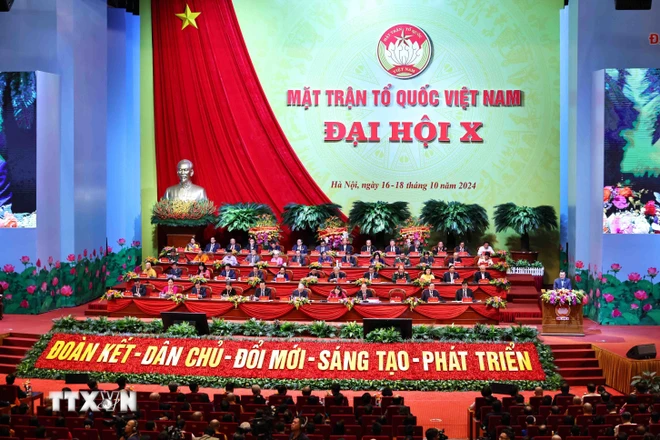 Đoàn Chủ tịch Ủy ban Trung ương Mặt trận Tổ quốc Việt Nam khóa X, nhiệm kỳ 2024-2029 ra mắt Đại hội. (Ảnh: TTXVN)