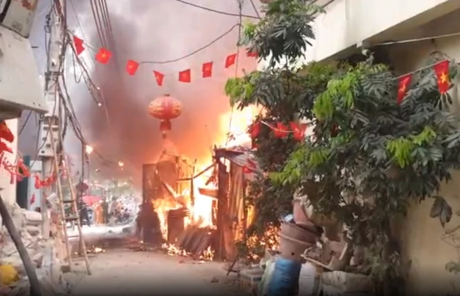 Đám cháy xảy ra tại ngõ 116 Miếu Đầm, phường Mễ Trì, quận Nam Từ Liêm, Hà Nội. (PV/Vietnam+)