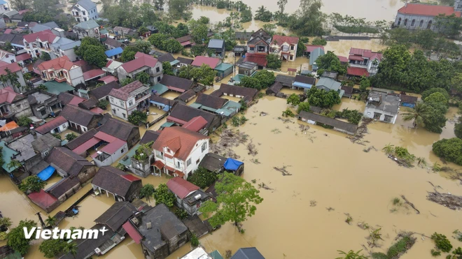 Những thiệt hại trên tác động đa chiều đến hoạt động sản xuất kinh doanh của doanh nghiệp, gây ra những khó khăn và thách thức chưa từng có. (Ảnh: Vietnam+)