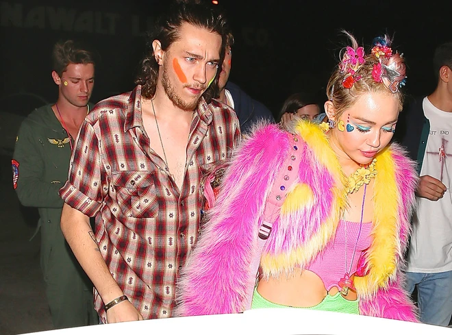 Miley Cyrus strips in a bar to celebrate her birthday photo 1