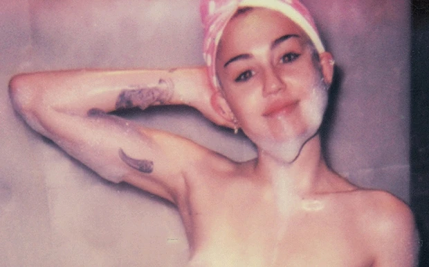 Miley Cyrus shocked again when she posted a "nude" full-body photo, photo 1