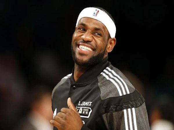 LeBron James qua mặt huyền thoại bóng rổ Michael Jordan ảnh 1