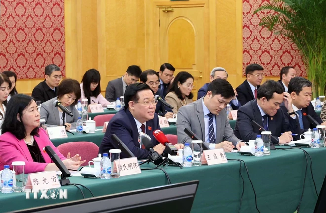 Chủ tịch Quốc hội đến thăm Khu thí điểm thương mại tự do Thượng Hải