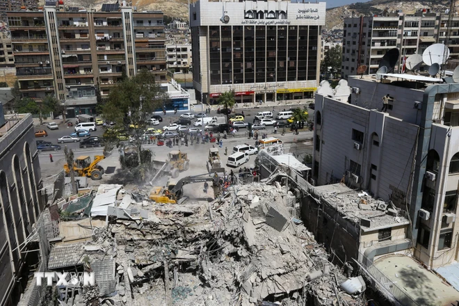 Hiện trường đổ nát sau vụ tấn công nhằm vào tòa nhà Lãnh sự quán Iran ở Damascus, Syria, ngày 2/4/2024. Ảnh: AFP/TTXVN