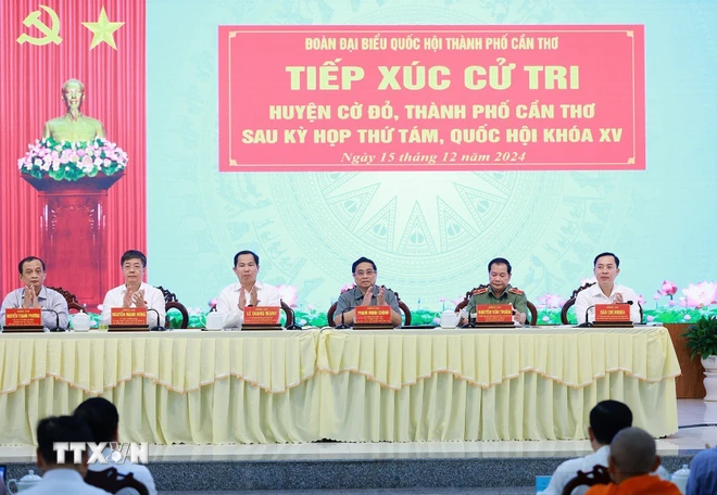 Thủ tướng Phạm Minh Chính và Đoàn đại biểu Quốc hội thành phố Cần Thơ tiếp xúc cử tri huyện Cờ Đỏ. (Ảnh: Dương Giang/TTXVN)