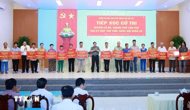 Thủ tướng Phạm Minh Chính tặng nhà Đại đoàn kết cho các gia đình chính sách huyện Thới Lai, Ô Môn và quận Thốt Nốt. (Ảnh: Dương Giang/TTXVN)