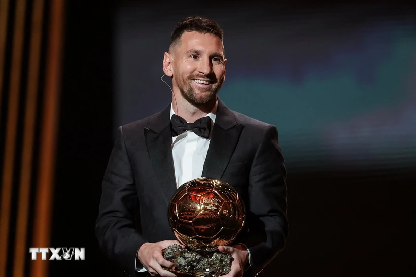 Siêu sao bóng đá người Argentina Lionel Messi được trao danh hiệu Quả bóng Vàng 2023, tại Paris, Pháp, ngày 30/10/2023. (Ảnh: AFP/TTXVN)