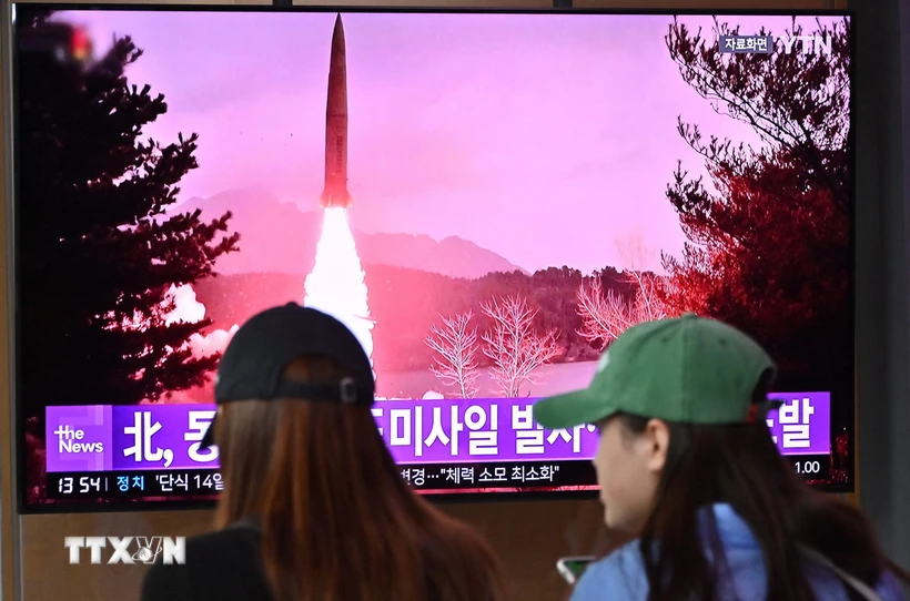 Người dân theo dõi qua truyền hình một vụ phóng tên lửa đạn đạo tầm ngắn của Triều Tiên, tại nhà ga ở thủ đô Seoul, Hàn Quốc ngày 13/9/2023. (Ảnh: AFP/TTXVN)