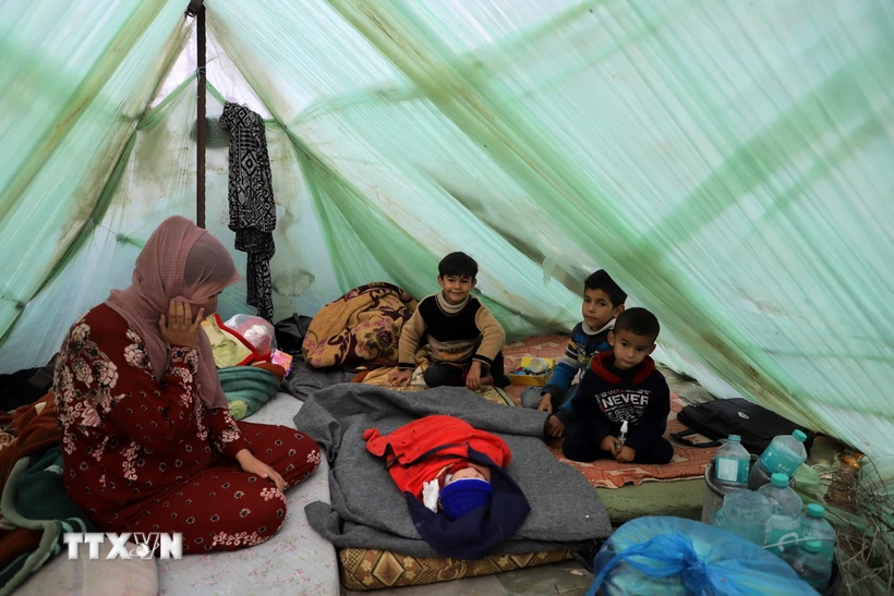 Trẻ em Palestine tại khu lều tạm ở Khan Younis, phía nam Dải Gaza, ngày 13/12/2023. (Ảnh: THX/TTXVN)
