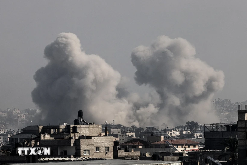 Quân đội Israel đẩy mạnh hoạt động không kích Dải Gaza nhằm tiêu diệt lực lượng Hamas ngày 17/12/2023. (Ảnh: AFP/TTXVN)

