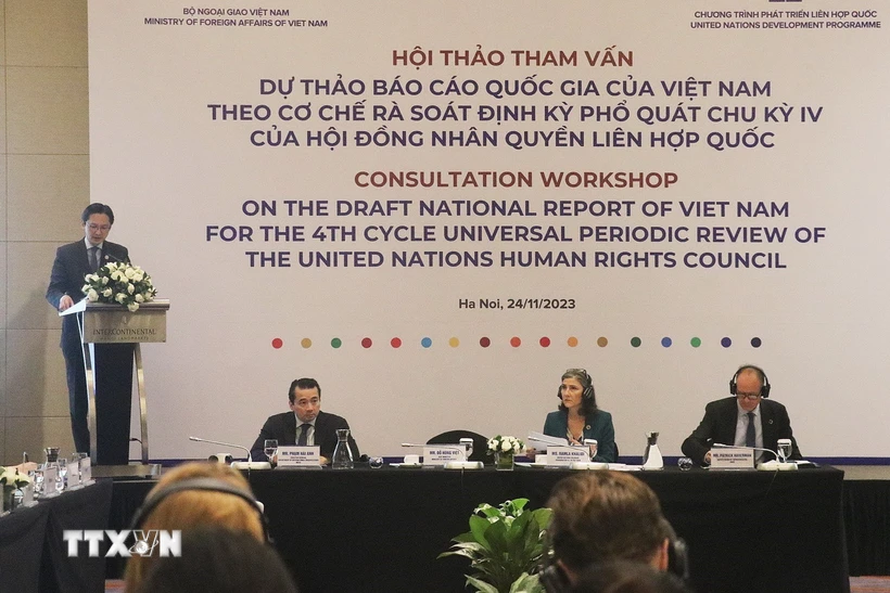 Thứ trưởng Ngoại giao Đỗ Hùng Việt phát biểu khai mạc hội thảo. (Ảnh: Vũ Thanh/TTXVN)
