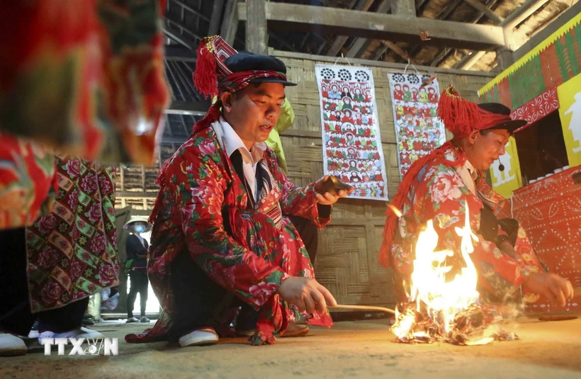 Nghi thức hóa vàng trong lễ cúng Bàn Vương của dân tộc Dao. (Ảnh: Tuấn Đức/TTXVN)