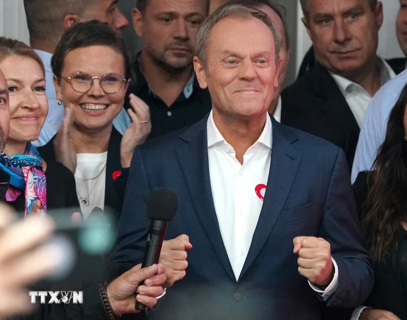 Ông Donald Tusk (phía trước) phát biểu trước những người ủng hộ tại Warsaw, ngày 15/10/2023. (Ảnh: AFP/TTXVN)