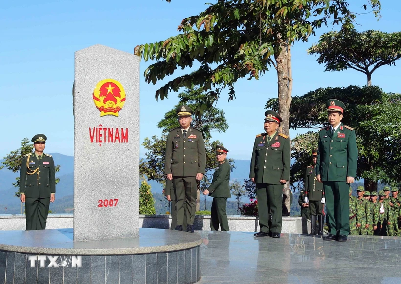 Đại tướng Phan Văn Giang, Đại tướng Chansamone Chanyalath và Đại tướng Tea Seiha tại cột mốc ngã ba biên giới Việt Nam-Lào-Campuchia. (Ảnh: An Đăng/TTXVN)