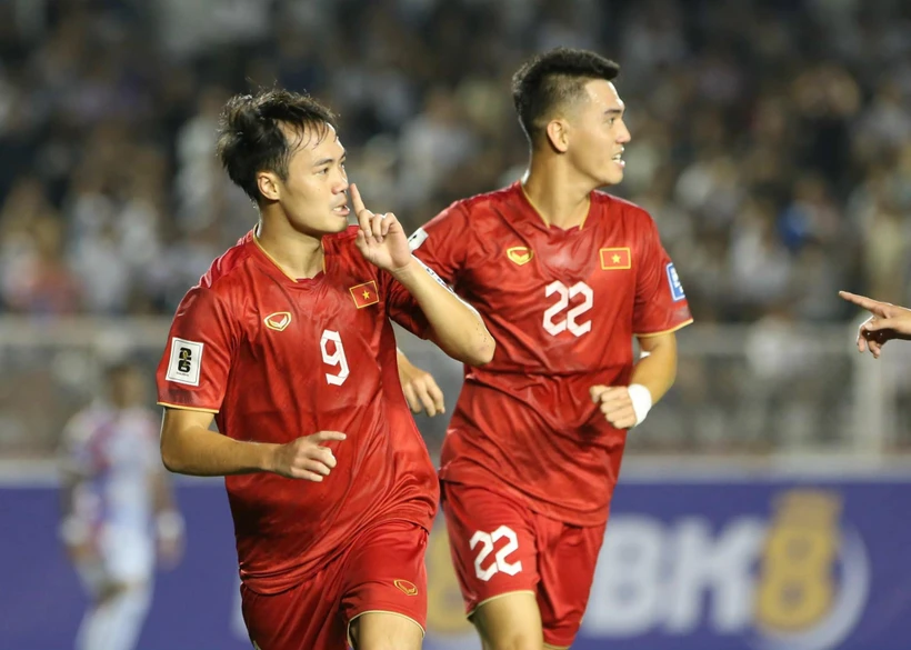 Tiền đạo Văn Toàn (số 9) ghi bàn mở tỷ số trong chiến thắng 2-0 của Đội tuyển Việt Nam trước đối thủ Philippines. (Ảnh: VFF)