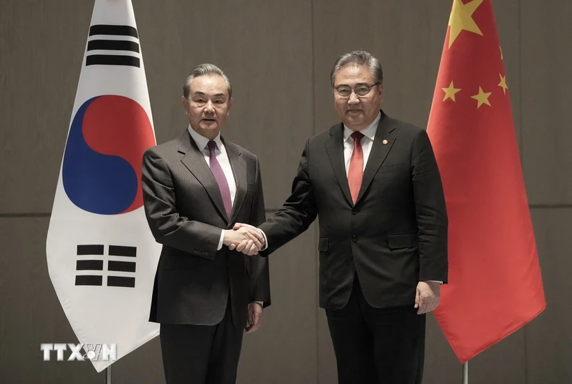 Ngoại trưởng Hàn Quốc Park Jin (phải) và Bộ trưởng Ngoại giao Trung Quốc Vương Nghị tại cuộc gặp ở thành phố Busan ngày 26/11/2023. Ảnh: AFP/TTXVN
