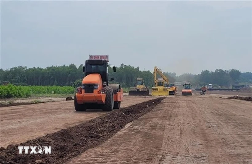 Thi công mặt bằng, lu nền tại điểm đầu dự án thành phần 3 cao tốc Biên Hòa-Vũng Tàu. (Ảnh: Hoàng Nhị/TTXVN)