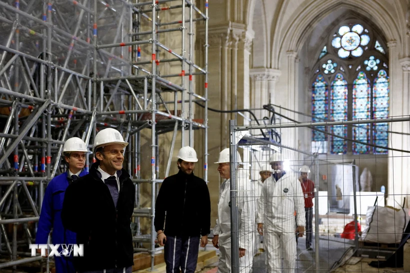 Tổng thống Pháp Emmanuel Macron (thứ 2, trái) thị sát công tác trùng tu Nhà thờ Đức Bà ở Paris ngày 8/12. (Ảnh: AFP/TTXVN)