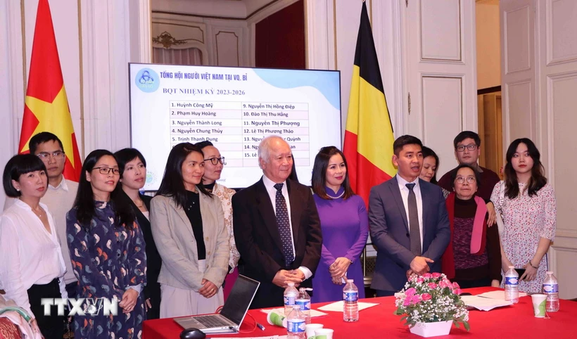 Ban quản trị Tổng hội người Việt Nam tại Bỉ nhiệm kỳ 2023-2026. (Ảnh: Hương Giang/TTXVN)