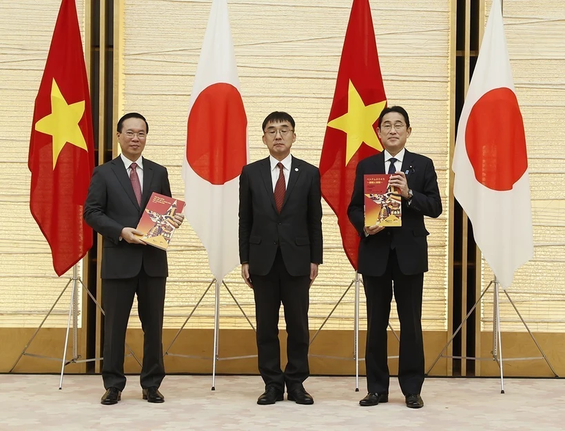 Viện nghiên cứu kinh tế ASEAN và Đông Á (ERIA) của Nhật Bản gửi lên Chủ tịch nước Võ Văn Thưởng và Thủ tướng Nhật Bản Kishida Báo cáo Tư vấn chính sách “Viet Nam 2045”. (Ảnh: Thống Nhất/TTXVN)
