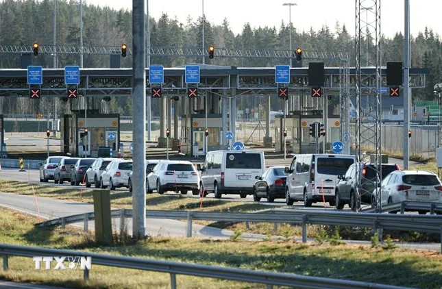 Ôtô xếp hàng chờ qua cửa khẩu biên giới Nuijamaa giữa Nga và Phần Lan tại Lappeenranta, Đông Nam Phần Lan, ngày 17/11/2023. Ảnh: AFP/TTXVN