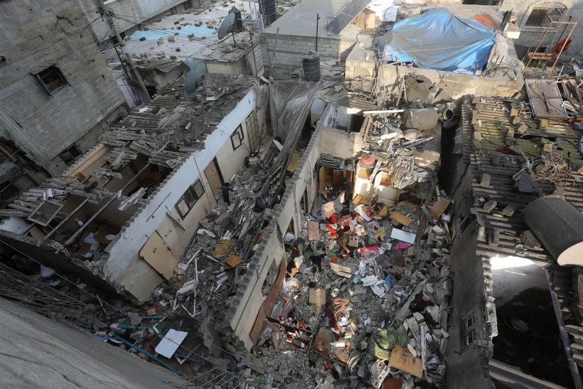 Các tòa nhà bị phá hủy sau cuộc không kích của Israel tại Dải Gaza ngày 14/12/2023. (Ảnh: THX/TTXVN)
