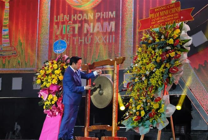 Phó Thủ tướng Trần Hồng Hà đánh cồng khai mạc Liên hoan phim Việt Nam lần thứ 23. (Ảnh: Nguyễn Dũng/TTXVN)