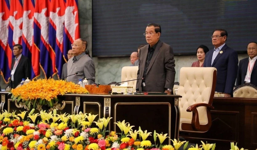 Samdech Techo Hun Sen - Chủ tịch CPP và Samdech Heng Samrin - Chủ tịch danh dự CPP chủ trì phiên khai mạc Đại hội Đại biểu Toàn quốc Bất thường Mở rộng của CPP, sáng 9/12/2023. Ảnh: AKP/TTXVN