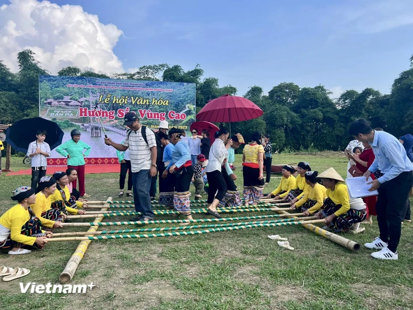 Nhân dân và du khách hào hứng tham gia các hoạt động trong Lễ hội văn hóa "Hương sắc vùng cao". (Ảnh: Hoa Mai/Vietnam+)